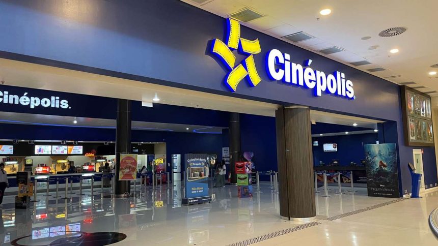 Fachada de cinema Cinépolis com logotipo e cartazes de filmes
