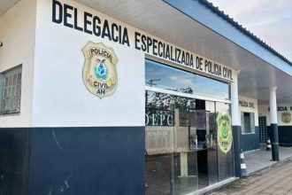 Fachada de delegacia da Polícia Civil no Amazonas, com logo e letreiro.