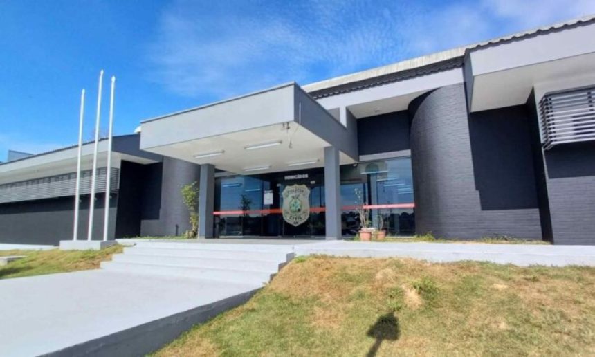 Fachada de delegacia de polícia civil em dia ensolarado.