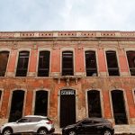 Fachada do Casarão de Inovação Cassina, prédio histórico em tons de vermelho e janelas escuras.