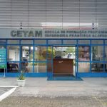 Fachada do CETAM, Escola de Formação Profissional, em Manaus, com letreiro e entrada.