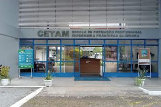 Fachada do CETAM, Escola de Formação Profissional, em Manaus, com letreiro e entrada.