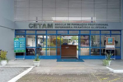 Fachada do CETAM, Escola de Formação Profissional, em Manaus, com letreiro e entrada.