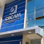 Fachada do escritório do CRCAM em Manaus, com logotipo e design azul.
