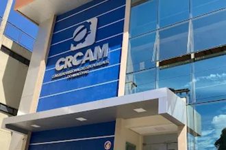 Fachada do escritório do CRCAM em Manaus, com logotipo e design azul.