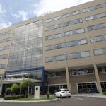 Fachada do Hospital e Pronto Socorro Delphina Rinaldi Abdel Aziz em Manaus.