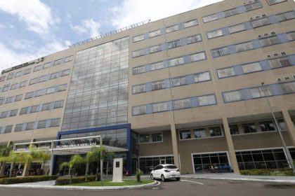 Fachada do Hospital e Pronto Socorro Delphina Rinaldi Abdel Aziz em Manaus.