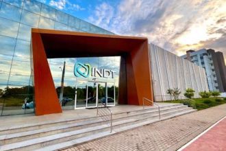 Fachada do INDT em Manaus, com arquitetura moderna e logo visível.