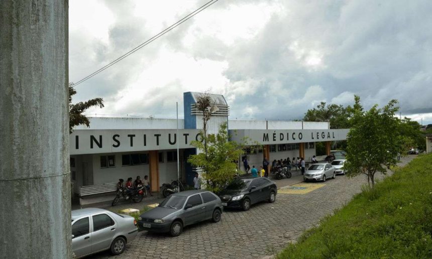 Fachada do Instituto Médico Legal (IML) com carros e pessoas