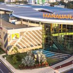 Fachada do Manauara Shopping, com arquitetura moderna e letreiro em destaque.
