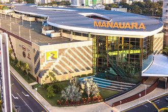 Fachada do Manauara Shopping, com arquitetura moderna e letreiro em destaque.