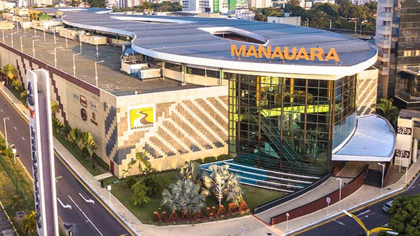 Fachada do Manauara Shopping, com arquitetura moderna e letreiro em destaque.