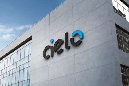 Fachada do prédio da Cielo com logo em destaque e céu azul ao fundo.