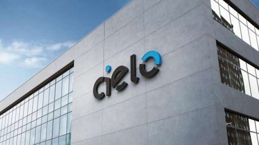 Fachada do prédio da Cielo com logo em destaque e céu azul ao fundo.