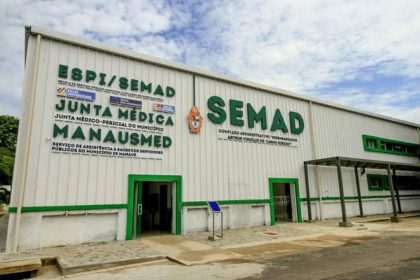 Fachada do prédio da SEMAD com letreiros e portas verdes