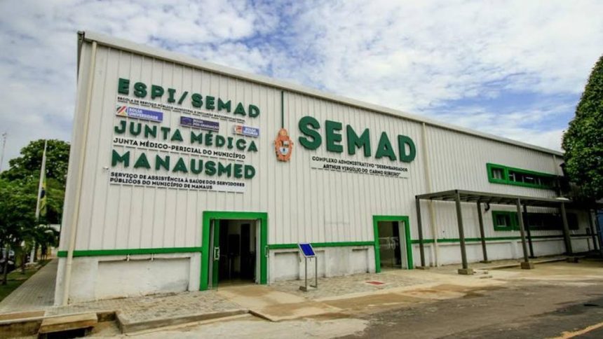 Fachada do prédio da SEMAD com letreiros e portas verdes