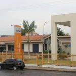 Fachada do Senac em Manaus, com carros estacionados e placa indicativa.