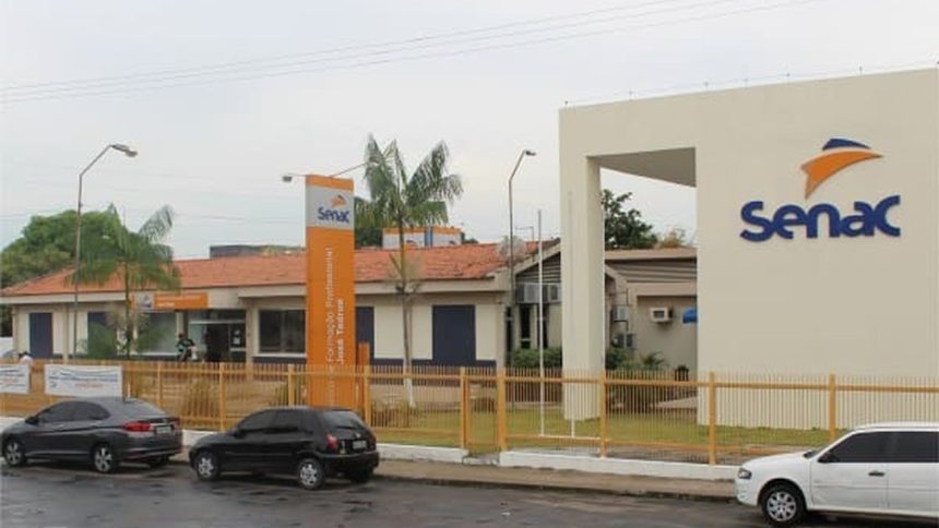 Fachada do Senac em Manaus, com carros estacionados e placa indicativa.