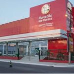 Fachada do supermercado Baratão da Carne em Manaus, com letreiro e arquitetura moderna.