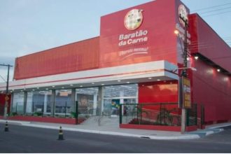 Fachada do supermercado Baratão da Carne em Manaus, com letreiro e arquitetura moderna.