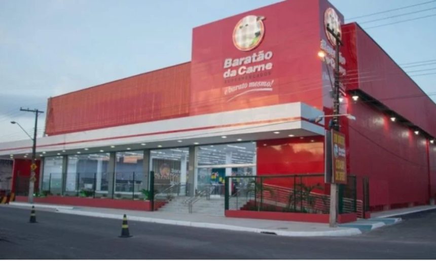 Fachada do supermercado Baratão da Carne em Manaus, com letreiro e arquitetura moderna.