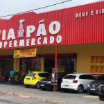 Fachada do supermercado Via do Pão em Manaus, com carros estacionados.