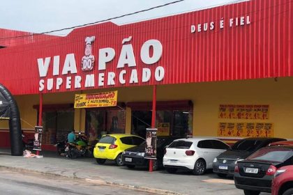 Fachada do supermercado Via do Pão em Manaus, com carros estacionados.