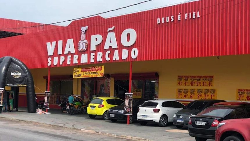 Fachada do supermercado Via do Pão em Manaus, com carros estacionados.