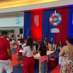 Festival de Boi-Bumbá no shopping com decoração festiva e pessoas presentes