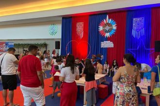 Festival de Boi-Bumbá no shopping com decoração festiva e pessoas presentes
