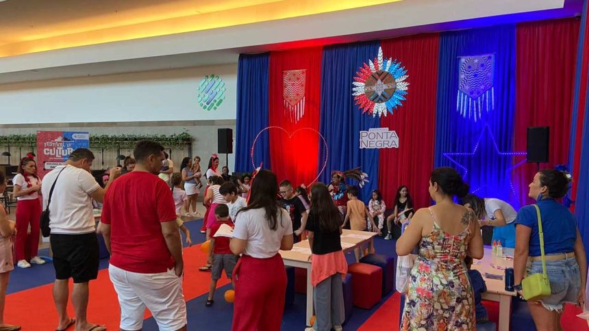 Festival de Boi-Bumbá no shopping com decoração festiva e pessoas presentes