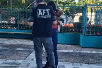 Fiscalização do trabalho doméstico em Manaus: AFT e pessoa sendo abordada.