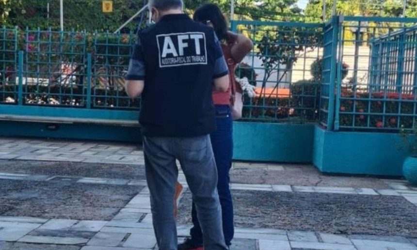 Fiscalização do trabalho doméstico em Manaus: AFT e pessoa sendo abordada.