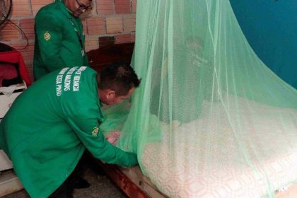 Funcionários da vigilância sanitária inspecionam mosquiteiro em ação preventiva contra malária.