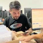 Funcionários verificando celulares recuperados no Nirc em Manaus