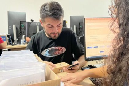 Funcionários verificando celulares recuperados no Nirc em Manaus