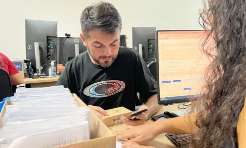 Funcionários verificando celulares recuperados no Nirc em Manaus