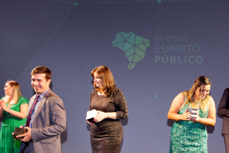 Imagem colorida mostra prêmios sendo entregues no Troféu Espírito Público