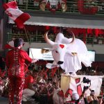 Garantido em evento em Manaus: Boi-bumbá e multidão em festa.