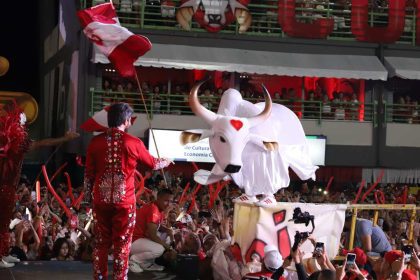 Garantido em evento em Manaus: Boi-bumbá e multidão em festa.