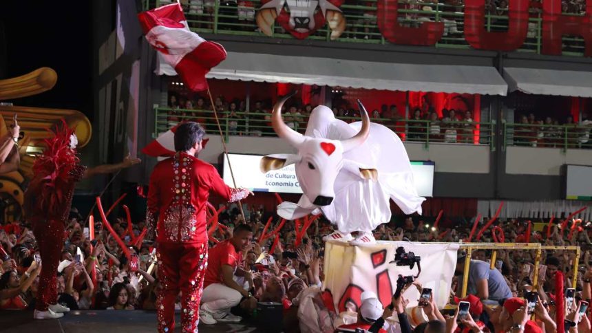 Garantido em evento em Manaus: Boi-bumbá e multidão em festa.