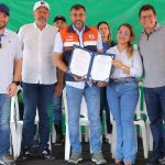 Governador e autoridades em evento de anúncio de iluminação em LED em Anamã