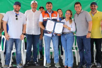 Governador e autoridades em evento de anúncio de iluminação em LED em Anamã