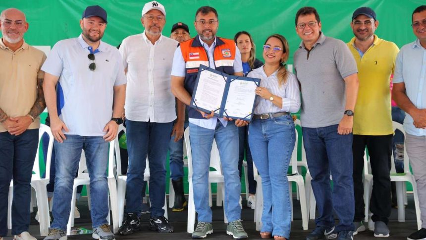 Governador e autoridades em evento de anúncio de iluminação em LED em Anamã