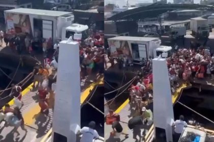 Grande fluxo de pessoas desembarcando de navio no Porto de Manaus, com caminhões ao fundo.