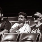 Grupo de pessoas assistindo a um filme adaptado de Machado de Assis