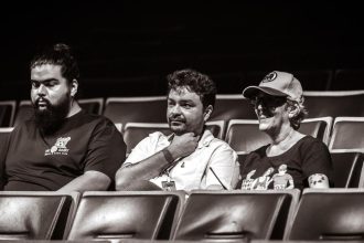 Grupo de pessoas assistindo a um filme adaptado de Machado de Assis