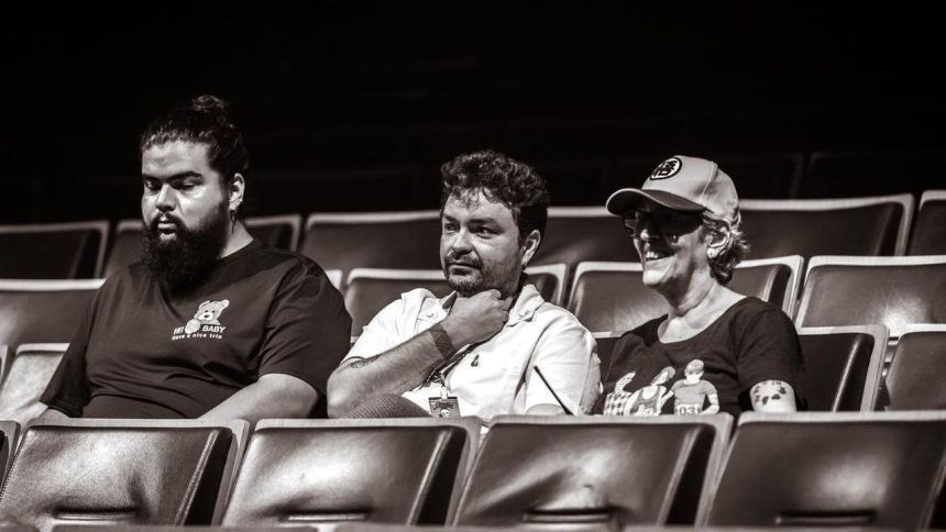 Grupo de pessoas assistindo a um filme adaptado de Machado de Assis