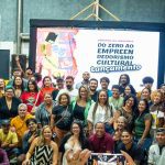 Grupo de pessoas em evento sobre empreendedorismo cultural em Manaus.