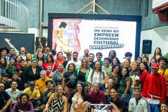 Grupo de pessoas em evento sobre empreendedorismo cultural em Manaus.